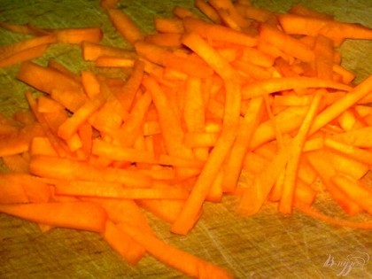 Морковь очистить, помыть и нарезать соломкой.