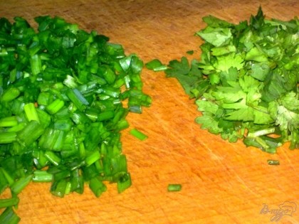 Зеленый лук и петрушку помыть. Зеленый лук нарезать мелко.Петрушку порубить.