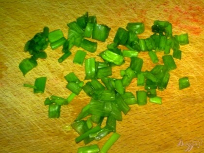 Зеленый лук помыть и измельчить.