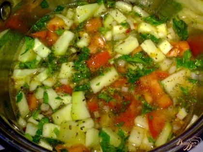 Смешать овощи с зеленью, добавить соль и специи. Долить воды и тушить 15 минут.