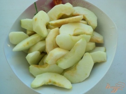 Яблоки почистить от кожицы и семян, разрезать на дольки. Сбрызнуть лимонным соком, чтобы не темнели.