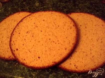 Готовый пирог охладить на решетке и разрезать на 3 пласта.