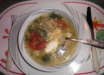 Суп разлить по тарелкам и добавить сметану