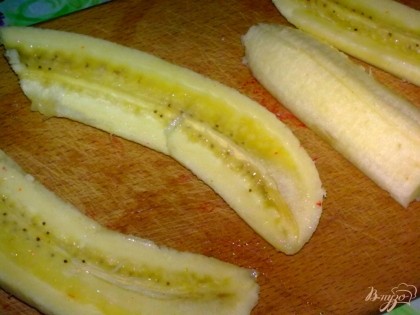 Банан очистить и разрезать вдоль, а затем еще на несколько частей.