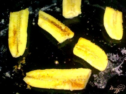 Затем сливочное масло растопить в сковороде и обжарить бананы с двух сторон. С каждой стороны - по 1 минуте.