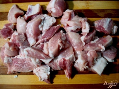 Свинину нарезаем кусочками и обжариваем на сковороде на растительном масле.
