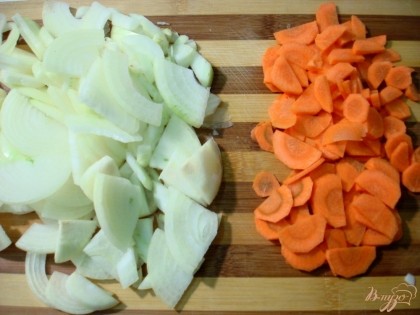 Лук нарезаем кубиками, морковь кружочками.
