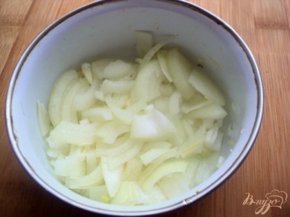 Небольшую луковицу почистить и порезать тонкими четверть кольцами. Замариновать на 10-15 минут в смеси соли, сахара и уксуса (или лимонного сока).