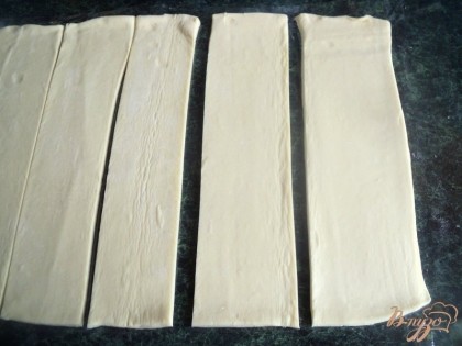 Пласт дрожжевого слоеного теста разморозить, развернуть и разрезать на 6 полосок.