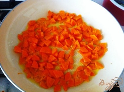 Нарезаем морковь и также обжариваем.