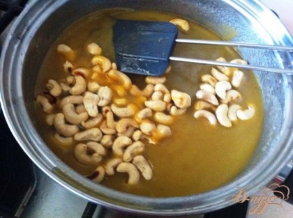 Соединяем орехи  и карамельный соус