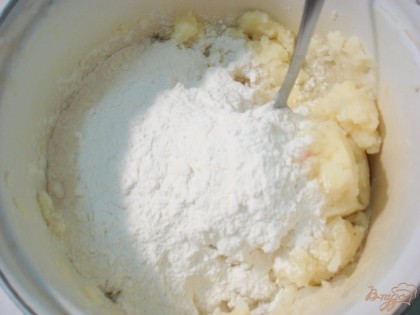 Из картофеля делаем пюре, добавляя сливочное масло и щепотку мускатного ореха. Когда пюре остынет добавляем муку и быстро замешиваем тесто.