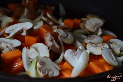 Овощи уложить в сковороду с оливковым маслом, накрыть крышкой и потушить в течении 10 мин.