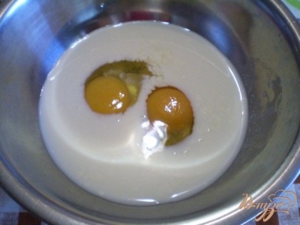 Яйца с молоком и солью смешиваем.