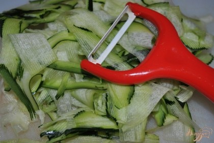 Цукини нарезать с помощью овощерезки