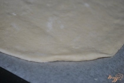 Раскатать тоненько тесто для пиццы