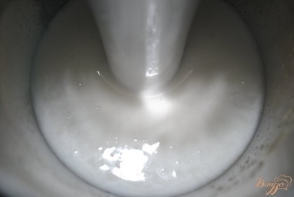 Делаем тесто. Для этого нужно воду, масло, соль и сахар взбить блендером до образования густой белой пены.