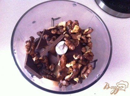 В блендере измельчаю часть шоколадного печенья с горстью орехов.