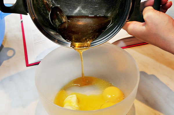 Отделить желтки от белков. Масло размягчить и растереть с желтками и сиропом.