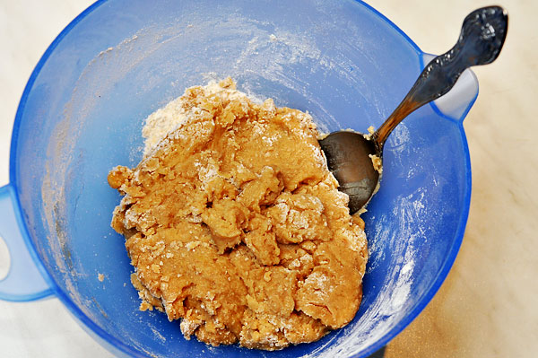 Муку всыпать в яично-медовую смесь и замесить густое тесто.