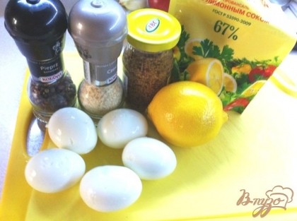 Залить яйца холодной водой в кастрюле, посолить, довести до кипения и варить 10 минут. Затем охладить и подержать их в холодной воде, очистить.