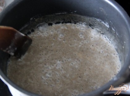 В сотейнике/сковороде нагреть 2 ст.л. раст.масла, добавить муку, обжаривать, помешивая до хар-го "орехового" запаха . Добавить заправку в суп.