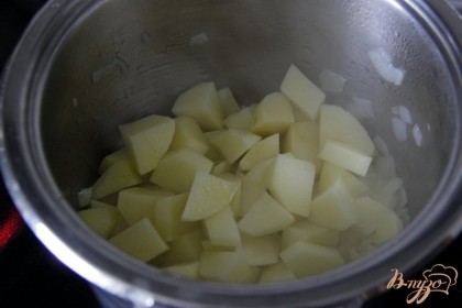 добавить картофель, нарезанный мелким кубиком. Обжарить до полуготовности.