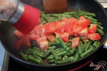 Ошпарить кипятком помидоры и снять кожицу, нарезать  кубиком, добавить к фасоли, приправить солью с прованскими травами и перцем по желанию