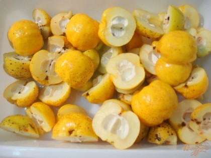 Плоды разрезаем пополам и удаляем семена. Отправляем лимонник в воду.