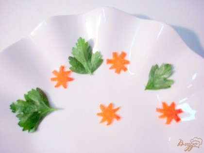 Дно блюда смазываем бульоном с желатином. Из моркови вырезаем цветочки и выкладываем на блюдо. Рядом выкладываем листочки петрушки.Ставим в холодильник на 15 минут.
