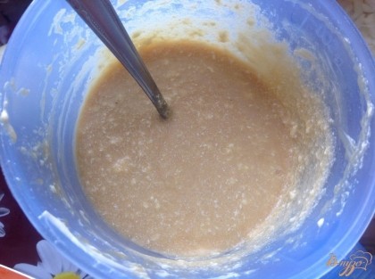 Для крема смешать размягченное сливочное масло с варенной сгущенкой