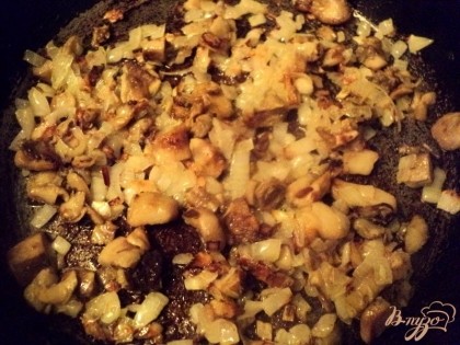 Для картофельной начинки: грибы поджарить на растительном масле вместе с луком до румяной корочки. У меня были замороженные вареные грибы, но можно брать и свежие, например, шампиньоны.
