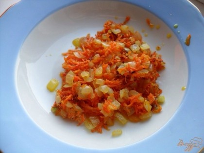 Поджарить лук с морковкой на растительным масле, на разогретой сковороде.