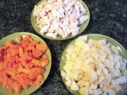 Отварить куриное филе, яйца, морковку и картофель в мундире. Охладить и почистить. Порезать кубиками картофель, морковь и куриное филе.