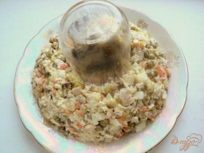 На сервировочную тарелку установить стакан и выложить по кругу салат, формируя кольцо.