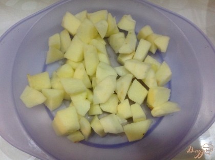 Яблоки натереть на терке, или мелко нарезать