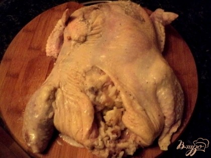 Начинить начинкой курицу и зашить швы кулинарной ниткой (не забыть потом снять после готовности!).