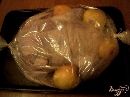 Запаковать курицу в рукав для запекания вместе с яблоками и в духовку на 1 час при температуре 200 градусов.Затем  надрезать рукав сверху и подрумянить в духовке еще 10-15мин.
