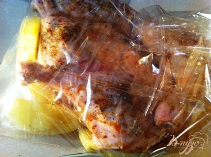 В пакет для запекания кладем утиные ножки и картофель, выливаем маринад от утки