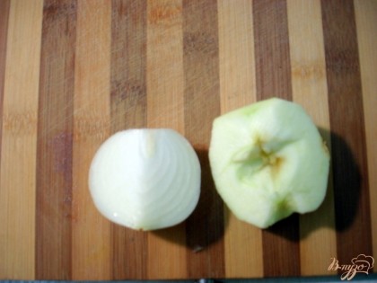 Яблоко чистим и делим на 3 части. Одну часть отставляем в сторону.Точно так поступаем с луком.