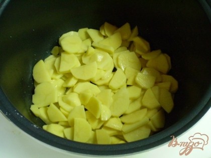 В чашу мультиварки наливаем масло. Кладем картофель. Закрываем крышку и жарим на режиме "подогрев" или "омлет" 15 минут.