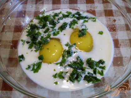 Яйца смешиваем с молоком, солью и зеленью.