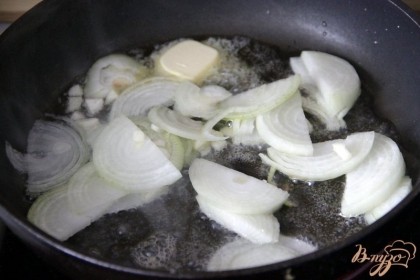 Разогреть в сковороде 2 вида масла и обжарить до прозрачности п/кольца лука и чеснок