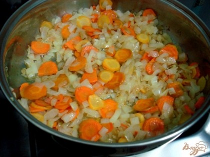 Нарезаем лук и морковь и пассеруем их на растительном масле.