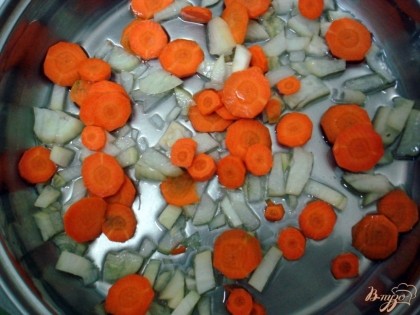 Лук и морковь нарезаем и пассеруем на растительном масле.