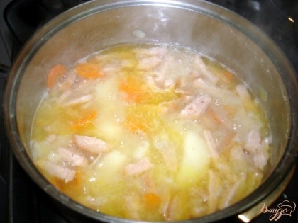 Копчёную колбасу тоже нарезаем брусочками и отправляем в суп.