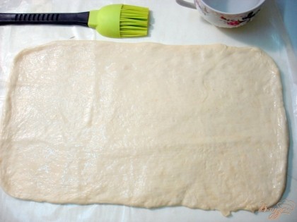 Противень застилаем бумагой для выпечки. На неё выкладываем тесто. Раскатываем тесто в пласт 3 миллиметра.