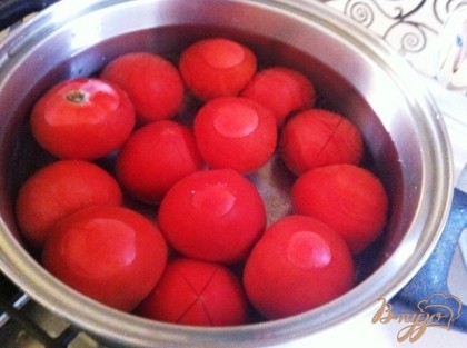 Бланшируем помидоры, опустив их в кипяток на полминутки, чтобы легче было потом чистить.