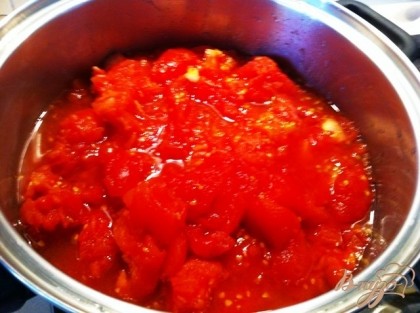 Порежем помидоры, если помидоры очень сочные, то можно отлить часть сока, чтобы томатный соус получился погуще. Иначе нужно будет дольше варить соус, чтобы загустить его. Я этого не делала.