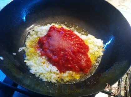Теперь добавим томаты, соль и сахар по вкусу